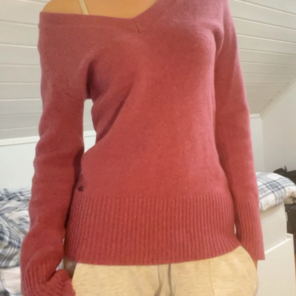 Rosa stickad tröja med v-ringning