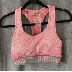 Sport-bh från Gymshark - Sportbh i storlek S från gymshark med vaddering. Endast testad en gång, lappen sitter kvar! Köpte den för 350kr men säljer den nu för 200kr. 🥰