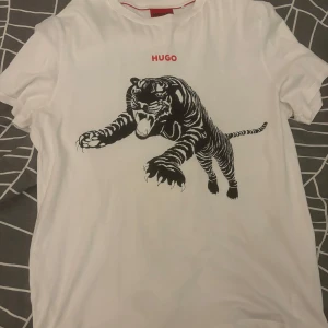 Hugo t shirt - Säljer min Hugo t shirt eftersom att jag knappt använder den längre, den är köpt i Paris för cirka 1 år sedan. 