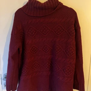 Stickad tröja  - Vinröd stickad polotröja