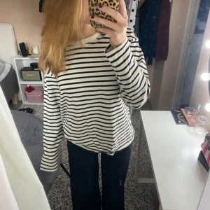 Randig långärmad tröja - Säljer en superfin randig tröja i svart och vit. Den är långärmad och perfekt för både vår och höst. Tröjan har en normal passform och är så skön att ha på sig. Perfekt för en avslappnad stil eller att klä upp med accessoarer. 🖤🤍