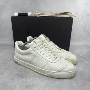 Flycrews - Intressekoll: Valentino flycrews | sjukt feta flycrews | endast skor medföljer | bara tre nitar har lossnat och en liten repa men absolut inget man tänker på | en äkta valentino nit följer på som man kan limma på |storlek 44 | kom privat för fler bilder eller frågor!📩