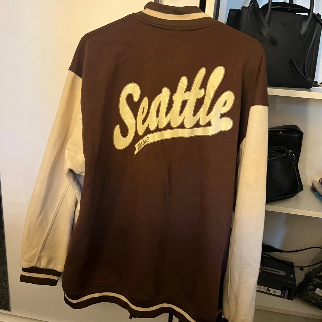 Brun och vit bomberjacka med Seattle-tryck - 90