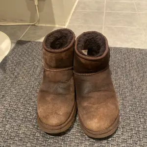 Säljer mina bruna uggs som jag har använt en vinter! Dessa har missfärgningar men eftersom detta redan hänt har jag tvättat de en gång och allt gick bort! Det skulle behöva göras igen och det är super enkelt!!Ge prisförslag men köp direkt för 1000kr