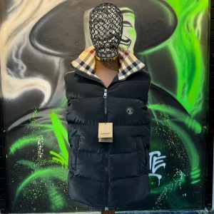 Burberry väst  - Burberry väst finns i flera storlekar bara att höra av dig 