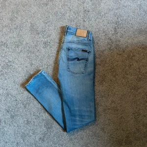 Nudie Grim Tim Jeans - Nudie Grim Tim Jeans | Modell: Grim Tim (slim) | Storlek: 28/32 | Skick: 8/10 | Hör av dig vid ytterligare frågor🤝