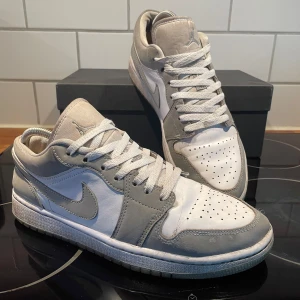 Air Jordan low - Tja säljer dessa snygga air Jordan lows. Jävligt sköna skor. Har lite skavanker men inget man märker. 