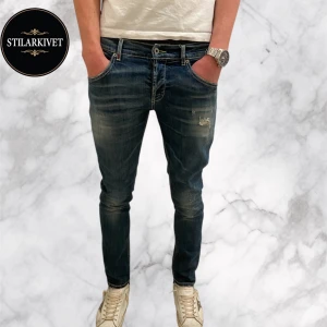 Dondup Jeans - Säljer nu dessa feta Dondup Jeans. Slim fit, mycket bra skick, 9/10. Nypris på dessa är 4000kr och vårat pris är det endast 999kr. Vid en snabb affär kan vi förhandla om priset. Hör bara av er vid frågor!
