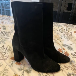 Aquazzura Boots 40 - Jättefint skick, man ser tecken på användning på sulan, dyra i inköp. Fint skick på mockan: Kommer som de är. Storlek 40, passar normal 40 samt 39,5. ÄKTA VARA! 