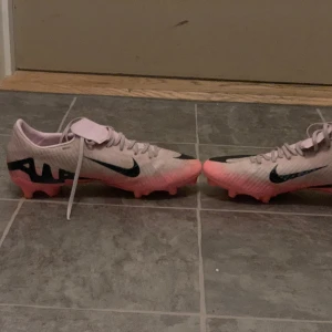 Mercurial Vapor 15 - Dessa skor är i perfekt skick, ni får dem rena och städade vid köp. Bud är jag öppen för men start pris är 800 men kan alltid sänkas. Frakt på egen bekostnad