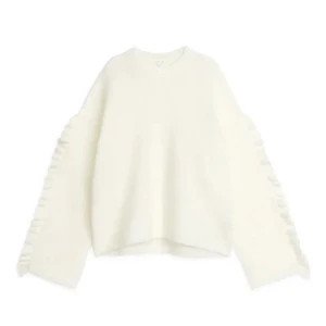 Arket stickad tröja med volanger  - Superfin vit stickad tröja med volangdetaljer längs ärmarna. Endast använd 1 gång💕💕