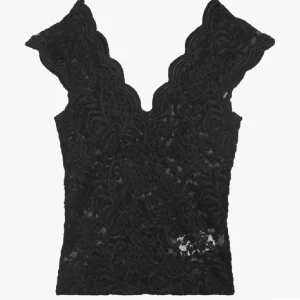 Spets topp - Jättesöt spets topp! Perfekt för fest och går att klä både upp och ner❤️ säljer då jag har en liknande annan topp