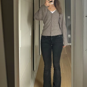 Beige kofta med knappar - Säljer en mysig beige kofta i mycket bra skick. Den har en v-ringad design med knappar framtill och långa ärmar. Perfekt för höst och vår när du vill ha något bekvämt och stilrent. Passar bra till både jeans och kjol!💕ordinarie pris 350kr