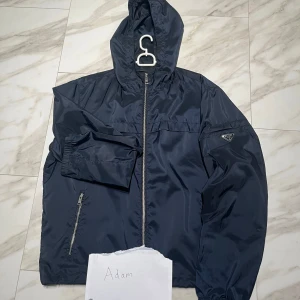 Pr@da jacka  - Skick 8/10 Storlek 54, motsvarar XL