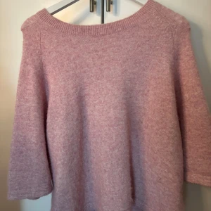 Rosa tröja från & Other Stories - Stickad trekvartsarmad tröja i alpackablandning från & Other Stories i jätte fint skick, endast använd fåtal gånger!💗 Originalpris 790 kr!