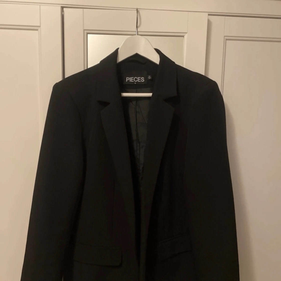 Svart kavaj från Pieces