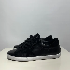 Golden Goose - Skick: 10/10 Tillbehör: Box, dust Storlek: 44 Nypris: 5000kr 