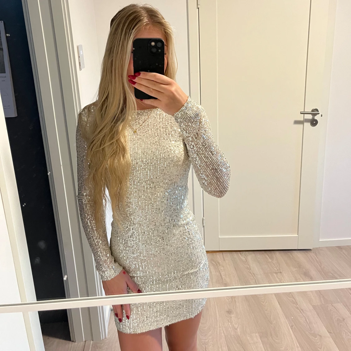 Glittrig silverklänning med öppen rygg - 92