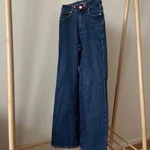 Raka långa mörkblå jeans - Snygga, trendiga, raka, långa, mörkblå jeans!! Sitter väldigt fint på!!❤️‍🔥🤩🩷