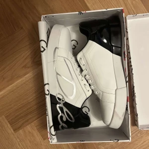 DOLCE & GABBANA SKOR - Helt nya skor fick i present passar ej och inget kvitto men box och dustbag finns kvar, vid andra frågor eller bilder skriv dm!!