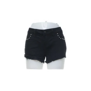 Svarta shorts med nitar - Snygga svarta shorts med nitar på fickorna från fishbone, köpt på sellpy men aldrig använt själv💕