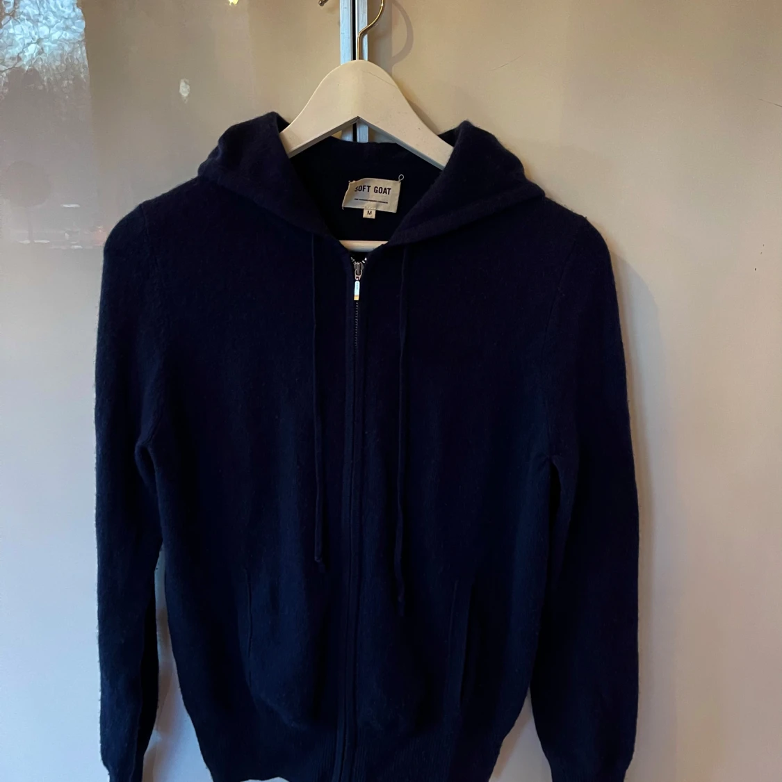 Mörkblå hoodie från Soft Goat