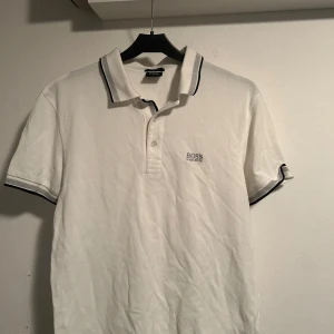 Hugo Boss Piké  - Säljer min Hugo boss piké då jag inte längre använder den. Har inte övning den speciellt mycket och varan är i bra skick. Den är storlek S