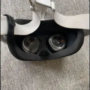 Säljer ett Oculus VR-headset i mycket bra skick. Det är vitt med justerbara remmar för bekväm passform. Perfekt för att dyka in i virtuella världar och spel. Används med kompatibla enheter för en uppslukande upplevelse. Passar både nybörjare och erfarna användare. Får också med en sladd så man kan spela spel från datorn och ladda medans med ett värde på runt 1000kr