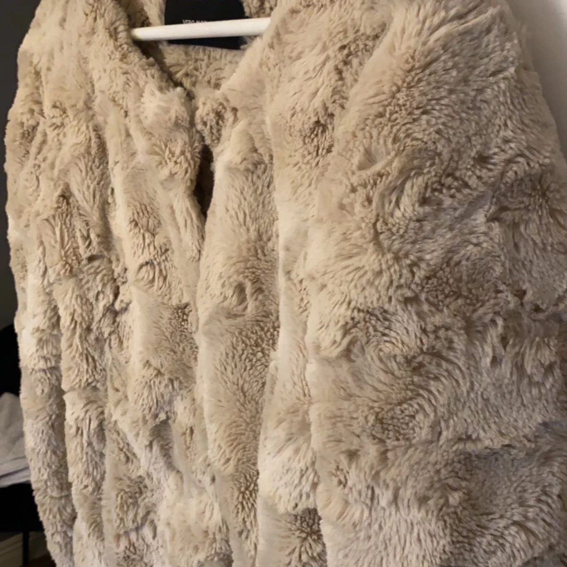 Beige pälsjacka från Vero Moda - 90