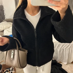 Slutsåld teddyjacka  - Denna går inte att köpa längre i svart 🥰