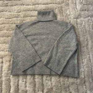 Stickad tröja med polo - Bra skick men lite knottrig 