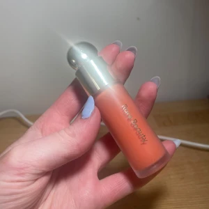 Rare beauty blush - Aldrig använd bara testad Färgen joy