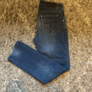 Tiger of Sweden jeans - Hej, säljer dessa snygga Tiger of Sweden jeansen då de blivit små. Modellen är ”Iggy”. Nypris ca 1500.  Storleken är 32 32. 