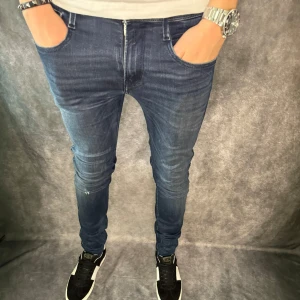 REPLAY ANBASS JEANS - // Replay anbass jeans | Storlek W30/L32 | Nypris runt 1800kr | Kontakta för fler frågor eller funderingar // Deluxecloset 