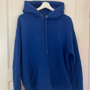 Blå hoodie från BikBok  - Sliten längst ner i ärmarna (bild 3&4), stor i storleken