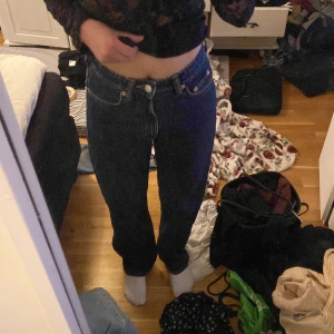 Mörkblå jeans - Säljer ett par mörkblå jeans i bra skick. De är högmidjade och har en klassisk straight passform. Perfekta för både vardag och fest! 🖤(förlåt röran på alla bilder håller på att sortera)