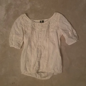 vit/beige blus - Säljer en super söt kortärmad blus i bra skick❤️😍