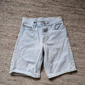 Säljer ett par ljusblå jeansshorts från Sweet Skibs i storlek XS. De har en klassisk femficksdesign och är perfekta för sommardagar. Shortsen är i bra skick och har en bekväm passform. Sparsamt använd.