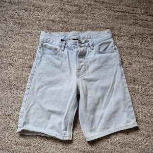 Ljusblå jeansshorts från Sweet Skibs - Säljer ett par ljusblå jeansshorts från Sweet Skibs i storlek XS. De har en klassisk femficksdesign och är perfekta för sommardagar. Shortsen är i bra skick och har en bekväm passform. Sparsamt använd.