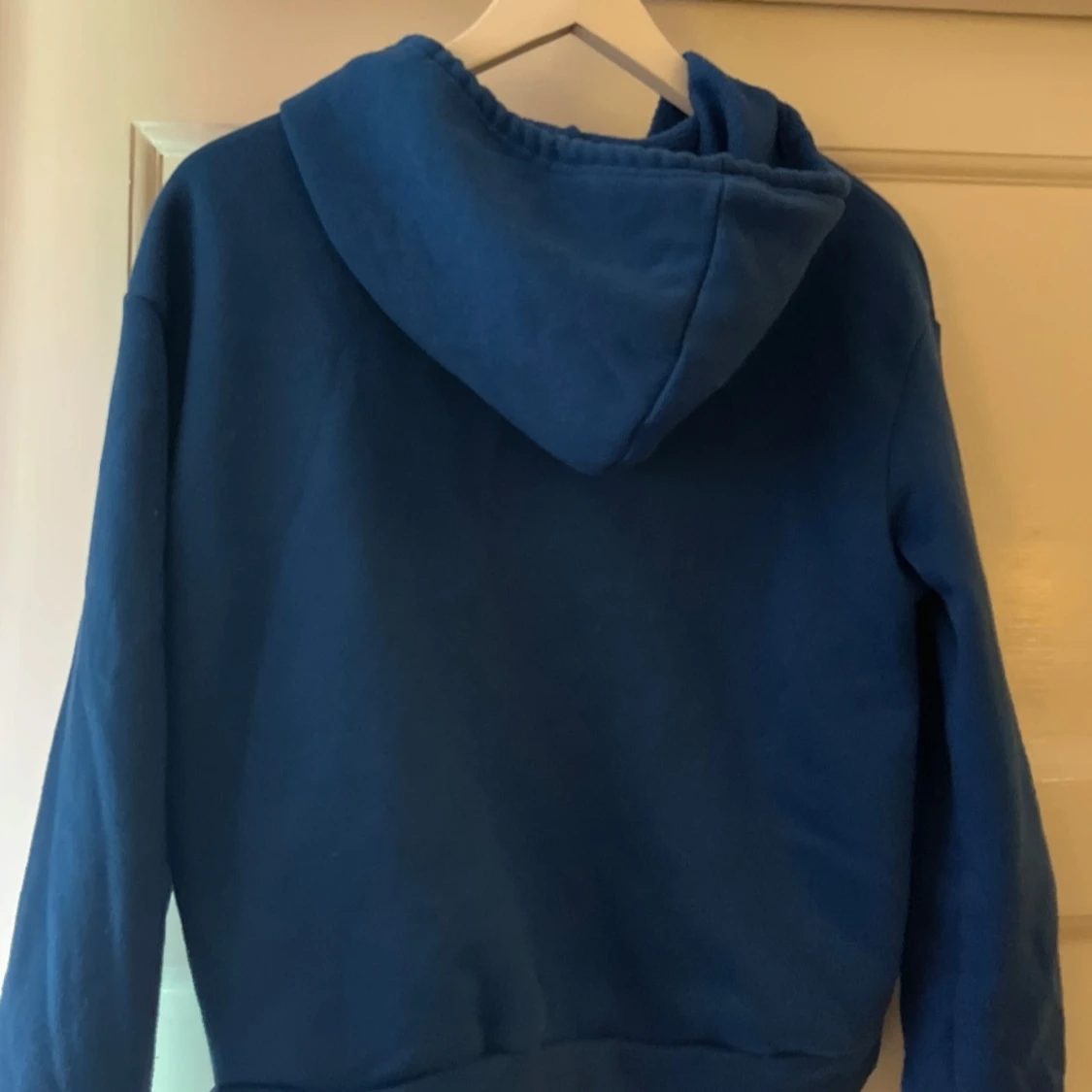 Blå hoodie med dragkedja - 90