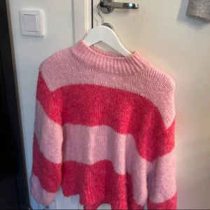 Stickad tröja  - Röd/Rosa stickad tröja från Gina Tricot men säljs då jag aldrig fått användning för den. Storlek XS men är stor i storleken så passar XS-L
