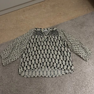 Säljer nu denna blus från Zara🤍 - En blus från Zara inte så avänd