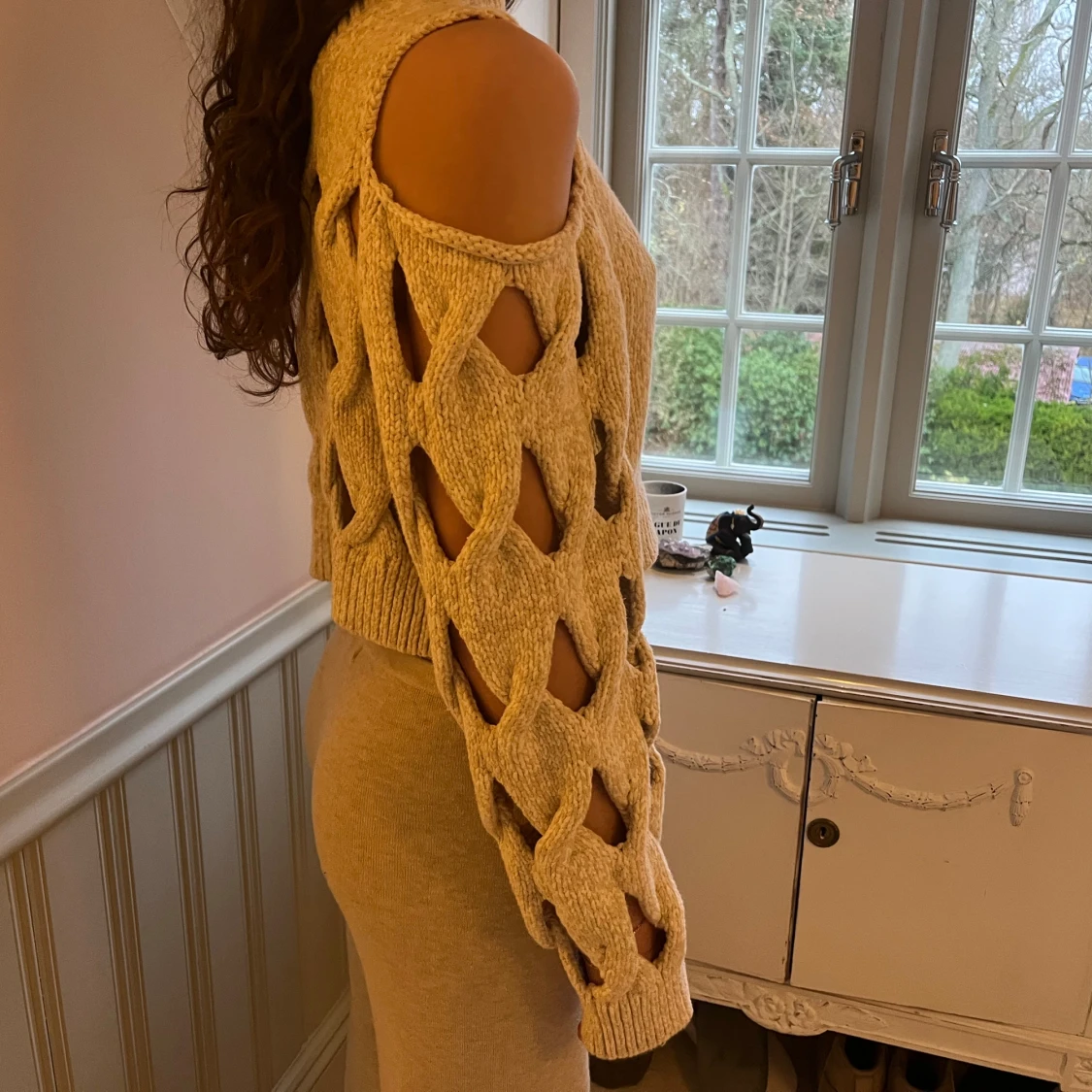 Beige stickad offshoulder tröja - 90