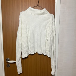 Vit stickad polotröja  - Helt vit stickad polotröja. Mysig, varm och perfekt för höst och vinter, lätt att styla. Inga skador, ser ny ut! Lite genomskinlig.