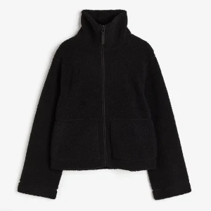 Svart teddyjacka med dragkedja - Mysig svart teddyjacka med dragkedja framtill. Perfekt nu till vintern. Jackan har en hög krage och långa vida ärmar och den är i mycket bra skick knappt använd! Sitter lite oversized på mig som är en S. 