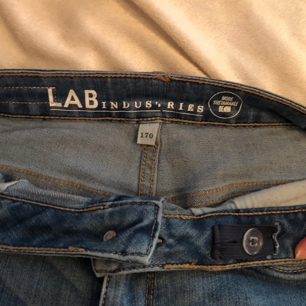 Säljer ett par blå jeans från LAB Industries i storlek 170. De har en cool slitning på benen som ger en avslappnad look. Perfekta för vardagsbruk och passar bra till både t-shirt och hoodie. Jeansen är i bra skick och gjorda av hållbart material. Detta är fabriksslitningar och inte hemmagjorda hål och slitningar. Min dotter är 173 cm lång och dom är lite för korta. . Jeans & Byxor.