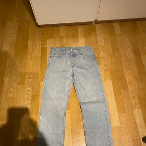 Ljusblå jeans från Weekday - Säljer ett par ljusblå jeans från Weekday i storlek 34/32. De har en straight passform och är i perfekt skick