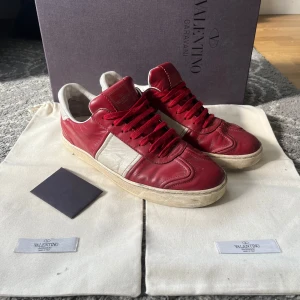 Valentino Flycrew  - Säljer dessa röda Flycrews i läder. Skorna är i bra skick med lite slitage på sulan. Kommer med originalpåse och låda.