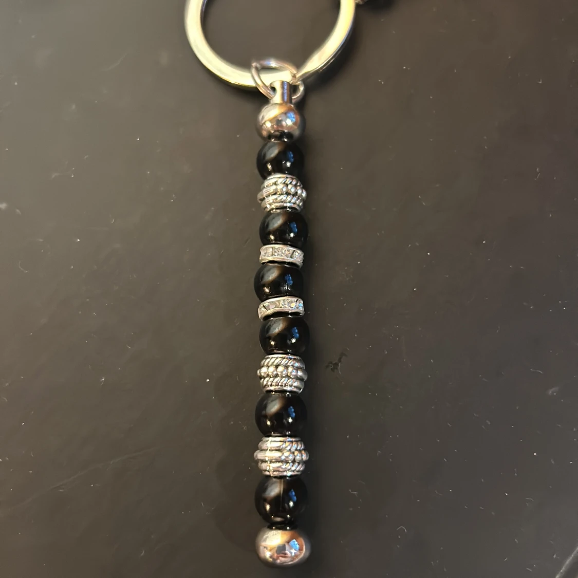 Nyckelring med svarta och silverfärgade pärlor - 90