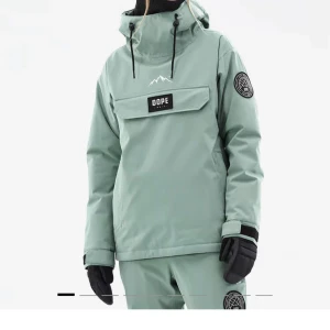 Dope jacka  - Dope jacka modellen Blizzard W i storlek s, använd totalt 2 skidsemestrar, jätte bra skick! Nypris 1899kr 